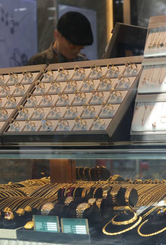 금값이 사상 처음 트로이온스당 4000달러를 넘어선 8일 서울의 금은방 모습. [연합뉴스]