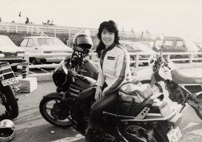 가죽 재킷 차림으로 오토바이에 올라탄 다카이치 총재의 학창 시절. [사진 다카이치 홈페이지]