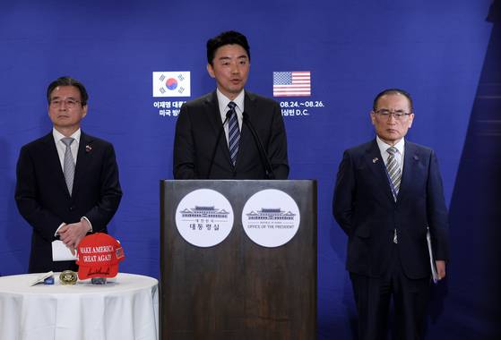강훈식 대통령실 비서실장(가운데)과 위성락 국가안보실장(오른쪽), 김용범 정책실장이 지난 8월 25일(현지시간) 저녁 미국 워싱턴의 한 호텔에서 한·미 정상회담 브리핑을 하고 있다. 김현동 기자
