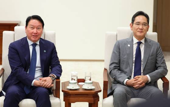 10월 1일 용산 대통령실에서 열린 이재명 대통령과 오픈AI 샘 올트먼 최고경영자(CEO)의 접견에 참석한 최태원 SK그룹 회장(왼쪽)과 이재용 삼성전자 회장. 연합뉴스