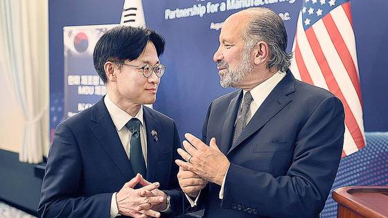 김정관 산업통상자원부 장관이 지난 8월 26일(한국시간) 미국 워싱턴 D.C. 월라드 인터콘티넨탈 호텔에서 열린 '한미 제조업 파트너십 MOU 체결식'에 참석해 하워드 러트닉 미국 상무부 장관과 대화를 나누고 있다. 사진 산업통상부