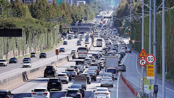 추석 연휴 엿새째인 8일 오후 서울 서초구 잠원IC 인근 경부고속도로에서 차량이 서행하고 있다. 뉴스1