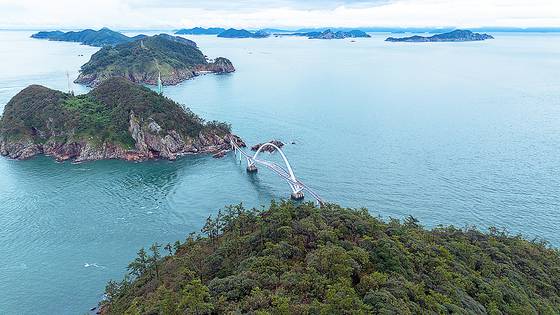 말도에서 방축도까지 고군산군도 다섯 섬을 잇는 해상인도교(말도~보농도~명도~광대도~방축도)가 내년 봄 전면 개통한다. 사진 중앙의 1교(말도~보농도)는 17일부터 시범운영에 들어간다. 백종현 기자
