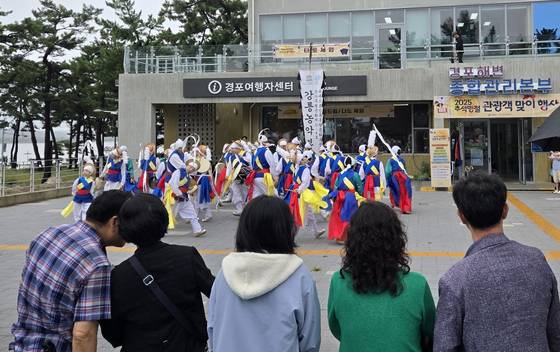 추석 연휴인 지난 7일 강원 강릉시 경포해수욕장 인근 경포여행자센터에서 관광객을 위한 강릉농악이 공연되고 있다. 이곳에서는 9일까지 버스킹·강릉농악·관노가면극 공연, 다도·커피체험, 전통 민속놀이 등이 진행된다. 연합뉴스