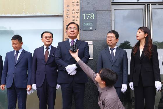 이명현 순직해병 특별검사가 지난 7월 2일 서울 서초구에 마련된 특검 사무실에서 진행된 현판식에서 발언하고 있다.   왼쪽부터 이금규·류관석 특검보, 이명현 특검, 정민영·김숙정 특검보. 연합뉴스