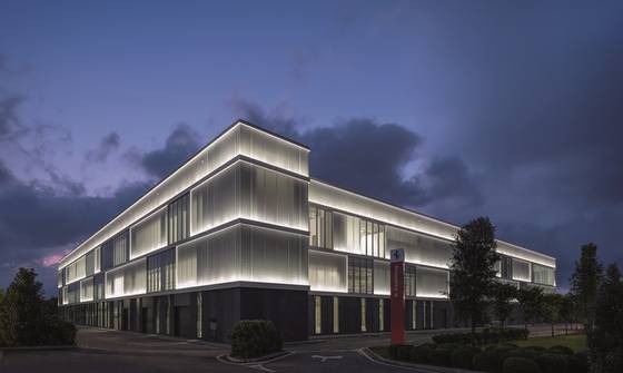 페라리의 전동화 전용 생산시설 ‘E-빌딩(E-Building)’ 전경. 2024년 완공된 이 건물은 페라리의 순수 전기차와 하이브리드 모델을 함께 생산하는 핵심 거점으로 활용될 예정이다. [페라리]