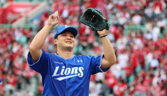 9일 준PO 1차전에서 6이닝 무실점으로 역투해 '가을 징크스'를 털어내고 기뻐하는 삼성 최원태. 연합뉴스