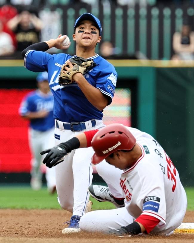 ▲ 삼성 라이온즈 양도근이 9일 인천SSG랜더스필드에서 열린 SSG 랜더스와 2025 신한 SOL뱅크 KBO 준플레이오프 1차전에서 더블 플레이를 시도하고 있다. 연합뉴스