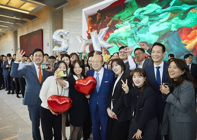 김승연 한화그룹 회장이 차남 김동원 한화생명 사장과 함께 2024년 11월 한화자산운용 직원들과 기념촬영한 모습. 사진=한화