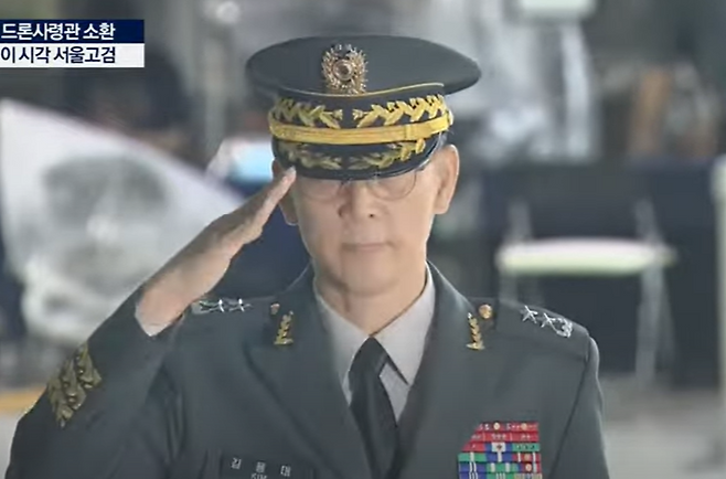 김용대 국군드론작전사령관이 지난 7월17일 내란특검 사무실 앞에서 입장을 발표한 뒤 거수경례를 하고 있다. KBS 유튜브 영상 갈무리