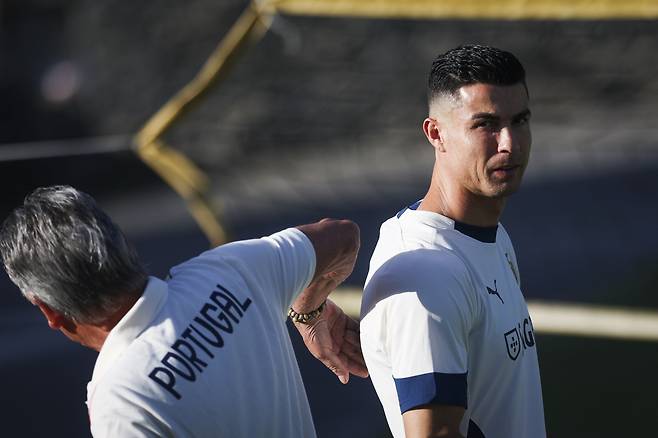 크리스티아누 호날두가 블룸버그 집계 기준 ‘축구 역사상 첫 억만장자 선수’로 등극했다. 그는 월드컵 우승과 1000골 달성을 목표로 삼고 있다. 사진은 지난 7일 포르투갈 리스본 외곽 오에이라스에서 열린 포르투갈 대표팀 훈련에 참여한 모습. EPA연합뉴스