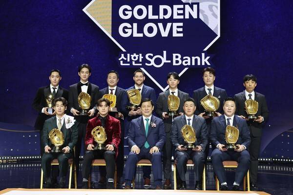 13일 서울 강남구 코엑스 오디토리움에서 열린 ‘2024 신한은행 SOL KBO 골든글러브 시상식’에서 허구연 KBO 총재와 수상자들이 기념촬영을 하고 있다. 연합뉴스