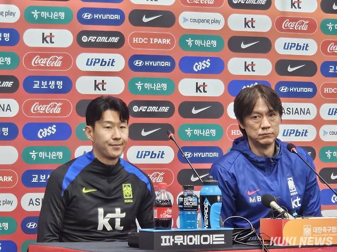 손흥민과 홍명보 감독이 9일 서울월드컵경기장에서 열린 공식 기자회견에 참석하고 있다. 송한석 기자