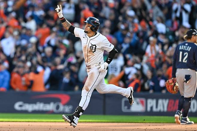 디트로이트 타이거스의 하비에르 바에스가 9일(한국시간) 미국 미시간주 디트로이트의 코메리카 파크에서 열린 시애틀 매리너스와의 2025 미국 메이저리그(MLB) 아메리칸리그 디비전시리즈 4차전에서 투런포를 때린 뒤 베이스를 돌고 있다. 로이터연합뉴스