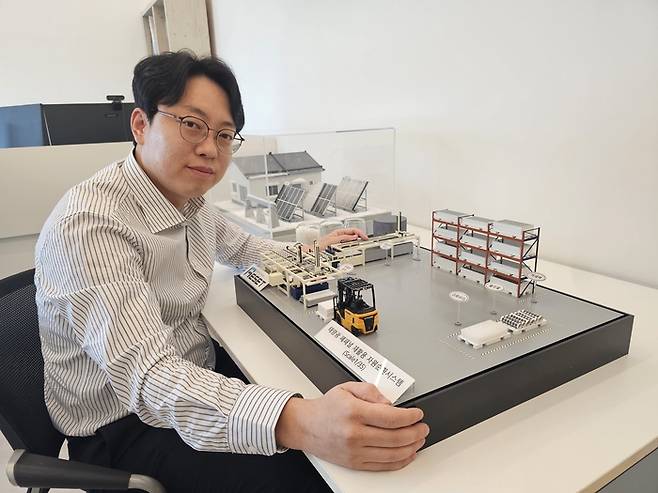 정성대 리셋컴퍼니 대표가 경기도 화성사무소에서 태양광 폐패널 재활용 로봇의 모형을 통해 작동 원리를 설명하고 있다.