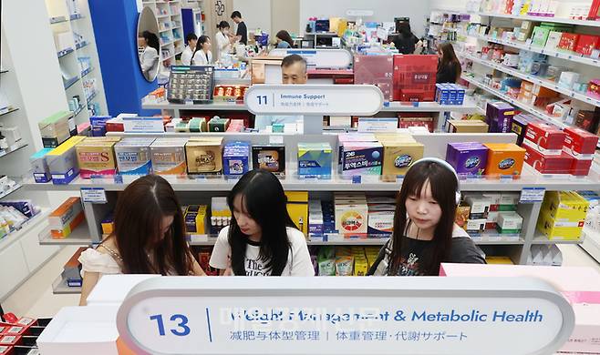 명동 약국 화장품 외국인 관광객에게 인기. 2025.10.8 [이승환기자]