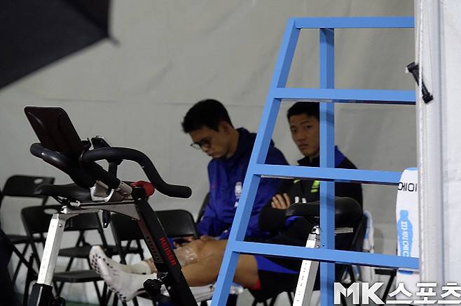 황희찬은 7일 훈련을 일찌감치 마무리한 뒤 아이싱 치료를 받았다. 사진=이근승 기자