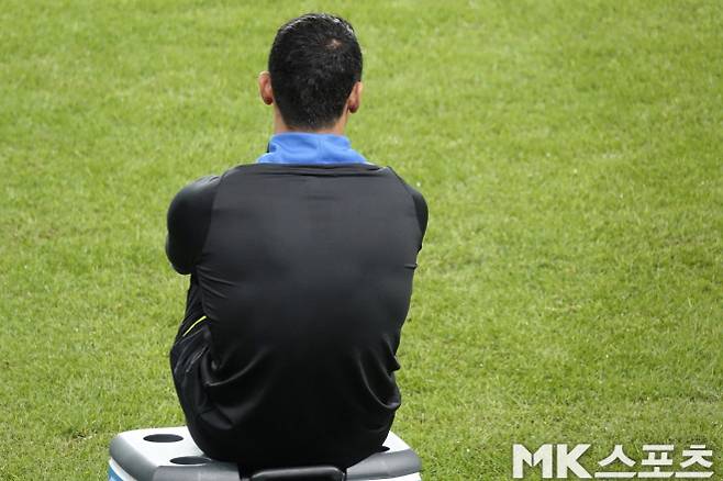 9일 서울월드컵경기장에서 진행된 국가대표팀의 브라질전 대비 최종 훈련. 황희찬이 훈련 중인 동료들을 바라보고 있다. 사진=이근승 기자