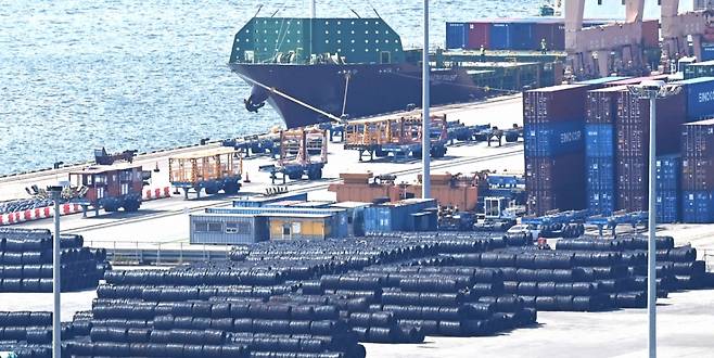 지난 8월18일 경기 평택시 포승읍 평택항 야적장에 철강제품이 쌓여 있다. /사진=뉴시스