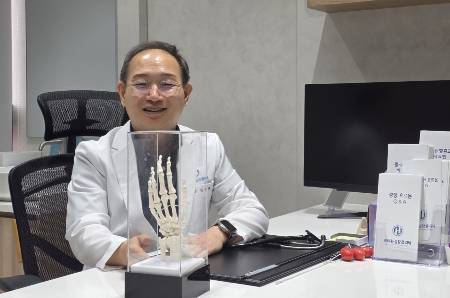 황진순 닥터황성장의원 원장이 진료실에 준비된 손 모형을 이용해 호르몬 치료, 영양 등 소아 성장에 관한 궁금증에 답하고 있다. /사진=박정렬 기자