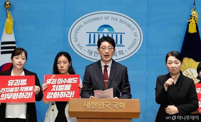 (서울=뉴스1) 이승배 기자 = 주진우 국민의힘 의원이 18일 서울 여의도 국회 소통관에서 '유괴방지 3법' 발의 기자회견을 하고 있다. 2025.9.18/뉴스1  Copyright (C) 뉴스1. All rights reserved. 무단 전재 및 재배포,  AI학습 이용 금지. /사진=(서울=뉴스1) 이승배 기자