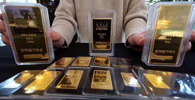 한국금거래소에서 직원이 골드바를 정리하고 있다. /사진=뉴시스