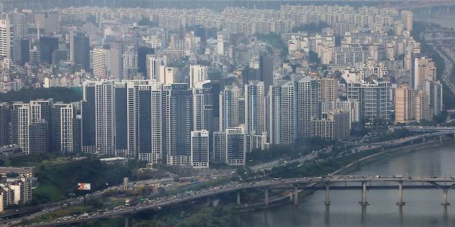 국세청이 서울 한강벨트와 강남권의 초고가 아파트 구매자 중 탈세가 의심되는 104명에 대한 세무조사를 진행하고 있다. 사진은 서울 송파구 롯데월드타워에서 바라본 한강변 아파트 단지. /사진=뉴스1