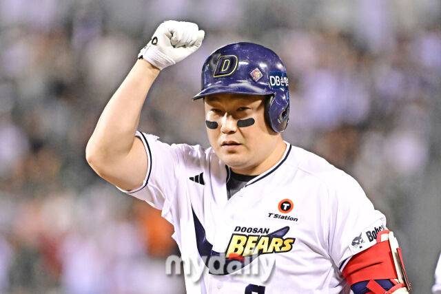 6일 서울 잠실야구장에서 열린 '2025 신한 SOL BANK KBO리그' KT 위즈와 두산 베어스 경기.두산 양의지가 8회말 무사 1-2루에 1타점 적시타를 친 후 기뻐하고 있다./마이데일리