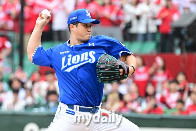 2025년 10월 9일 인천 SSG랜더스필드에서 진행된 '2025 신한 SOL뱅크 KBO리그 준플레이오프' 1차전 삼성-SSG의 경기. 삼성 선발 최원태가 역투를 펼치고 있다./인천 = 곽경훈 기자