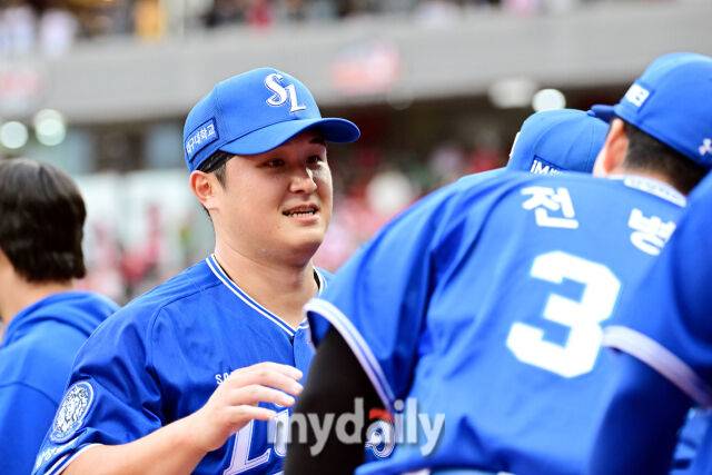 2025년 10월 9일 인천 SSG랜더스필드에서 '2025 신한 SOL뱅크 KBO리그 준플레이오프' 1차전 삼성-SSG의 경기. 삼성 선발 최원태가 6이닝 무실점으로 호투한 뒤 활짝 웃고 있다./인천 = 곽경훈 기자