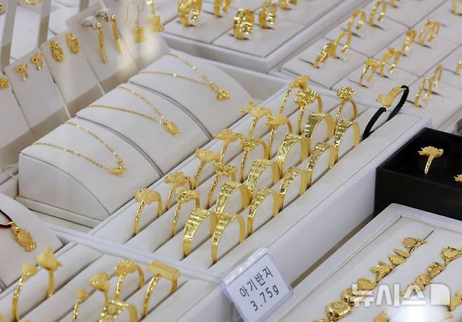 [서울=뉴시스] 8일(현지 시간) CNN에 따르면 금값은 전날 사상 처음으로 온스당 4000달러(약 570만원)을 돌파했다. 올해 들어 54% 급등한 수치로, 1979년 이후 최대 상승폭이다. 사진은 지난9월 30일 오후 서울 종로구 한국금거래소 종로본점에 금 제품이 진열되어 있는 모습. 2025.10.09.