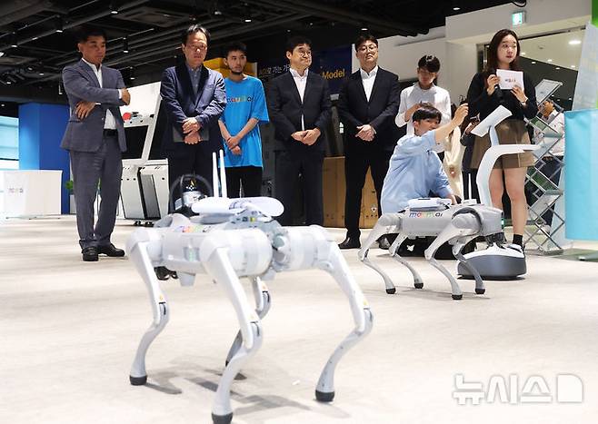 [성남=뉴시스] 김종택 기자 = 정태호 국정기획위원회 경제1분과장과 위원들이 25일 경기도 성남시 수정구 피지컬 AI 로봇 스타트업 마음AI를 방문해 관계자로부터 다양한 피지컬 로봇 설명을 듣고 있다. (공동취재) 2025.06.25. photo@newsis.com