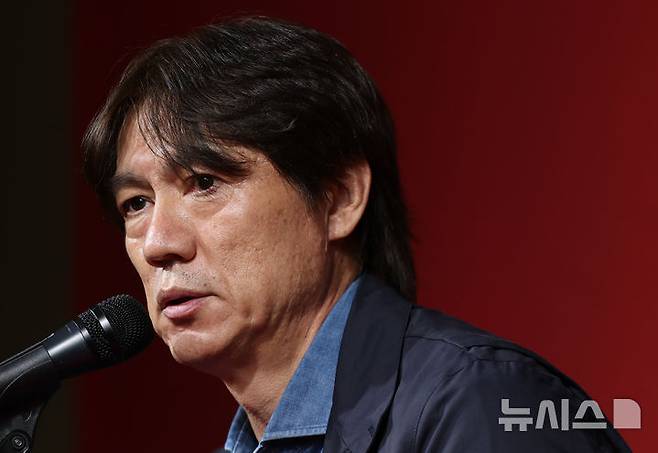 [서울=뉴시스] 황준선 기자 = 홍명보 대한민국 축구 국가대표팀 감독이 지난달 29일 오후 서울 종로구 축구회관에서 10월 A매치 소집 명단을 발표하고 있다. 대한민국 축구 국가대표팀은 오는 10월6일 소집돼 10월10일 오후 8시 브라질, 14일 오후 8시 파라과이와 친선경기를 치른다. 2025.09.29. hwang@newsis.com