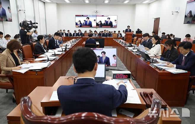 [서울=뉴시스] 조성봉 기자 = 윤영석 국회 연금개혁특위 위원장이 지난달 30일 오후 서울 여의도 국회에서 열린 연금개혁 특별위원회 전체회의에서 회의를 주재하는 모습.   2025.09.30. suncho21@newsis.com