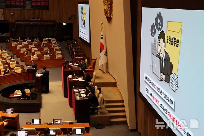 [서울=뉴시스] 김명년 기자 = 김민석 국무총리가 지난 9월 17일 서울 여의도 국회에서 열린 제429회국회(정기회) 제7차 본회의 '경제에 관한 질문'에서 권칠승 더불어민주당 의원 질의에 답하고 있다. 2025.09.17. kmn@newsis.com