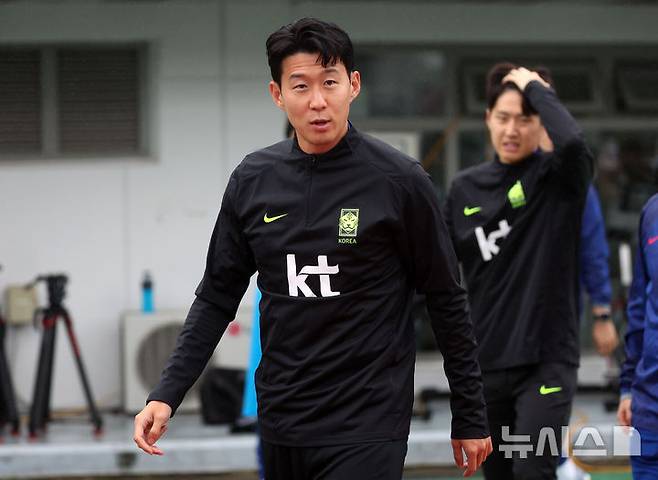 [고양=뉴시스] 김선웅 기자 = 브라질과의 평가전을 앞둔 대한민국 축구대표팀 손흥민이 7일 경기 고양시 고양종합운동장 보조경기장에서 열린 훈련에 참석하고 있다. 2025.10.07. mangusta@newsis.com