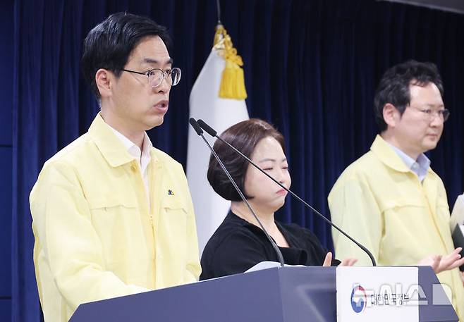 [서울=뉴시스] 김명원 기자 = 김민재 중앙재난안전대책본부 제1차장(행정안전부 차관)이 2일 서울 종로구 정부서울청사에서 국가정보자원관리원(국정자원) 행정정보시스템 화재 관련 중앙재난안전대책본부(중대본) 브리핑을 하고 있다. 2025.10.02. kmx1105@newsis.com