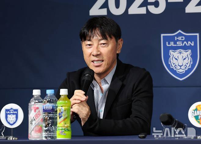 [서울=뉴시스] 배훈식 기자 = 신태용 울산 감독이 지난달 4일 오전 서울 축구회관에서 열린 2025-26 ACL 참가 K리그 4개팀 미디어데이에서 취재진의 질문에 답하고 있다. 2025.09.04. dahora83@newsis.com