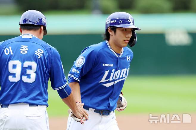 [인천=뉴시스] 조성우 기자 = 9일 인천 미추홀구 SSG랜더스필드에서 열린 2025 KBO 포스트시즌 준플레이오프 1차전 삼성 라이온즈와 SSG 랜더스의 경기, 삼성 1회초 공격 선두타자 이재현이 솔로 홈런을 때린 뒤 이종욱 코치와 하이파이브하고 있다. 2025.10.09. xconfind@newsis.com