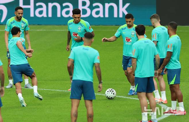 [서울=뉴시스] 권창회 기자 = 한국과 친성경기를 앞둔 브라질 축구국가대표팀 선수들이 9일 오후 서울 마포구 상암월드컵경기장에서 훈련을 하고 있다. 2025.10.09. kch0523@newsis.com