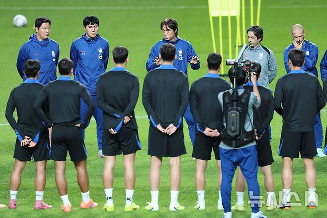 [서울=뉴시스] 권창회 기자 = 브라질과 친선평가전을 앞둔 홍명보 대한민국 축구 국가대표팀 감독들이 9일 오후 서울 마포구 상암월드컵경기장에서 훈련 전 선수들에게 지시를 하고 있다. 2025.10.09. kch0523@newsis.com