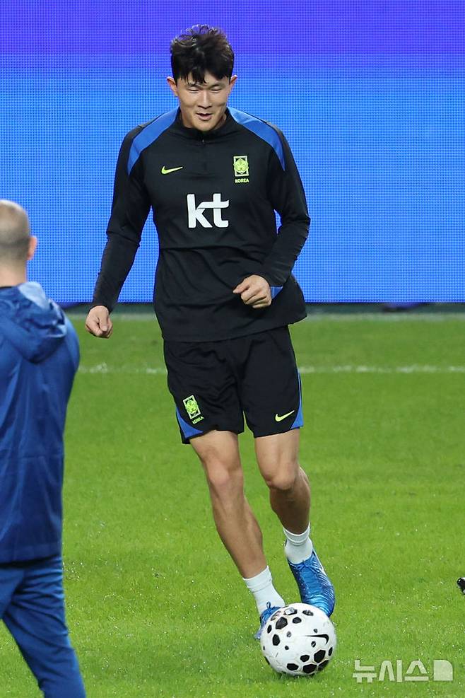 [서울=뉴시스] 권창회 기자 = 브라질과 친선평가전을 앞둔 대한민국 축구 국가대표팀 선수들이 9일 오후 서울 마포구 상암월드컵경기장에서 훈련을 하고 있다. 2025.10.09. kch0523@newsis.com
