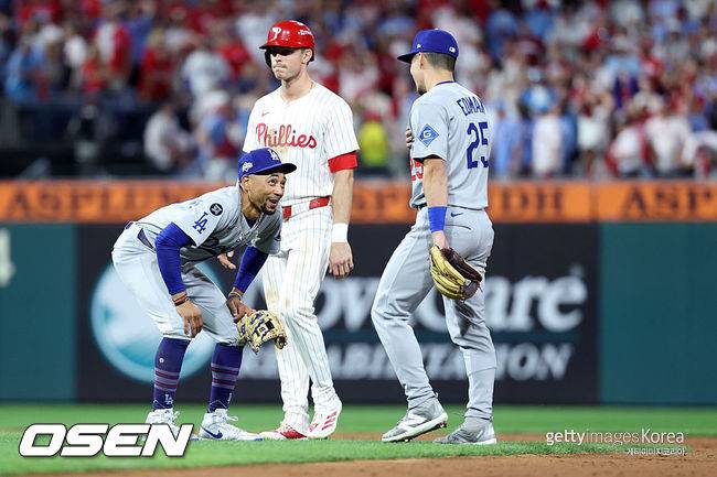 [사진] LA 다저스 유격수 무키 베츠가 NLDS 2차전 승리 후 2루수 토미 에드먼과 기뻐하고 있다. ⓒGettyimages(무단전재 및 재배포 금지)