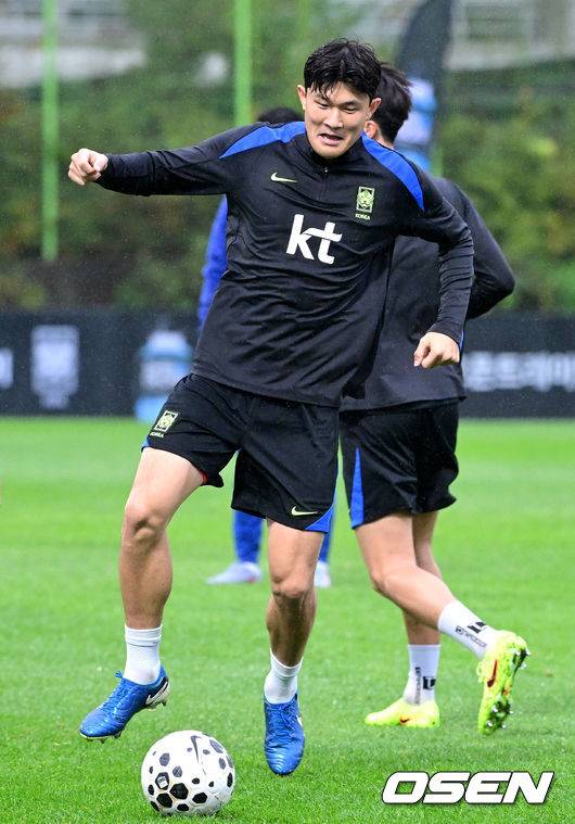 [OSEN=고양, 최규한 기자] 홍명보 감독이 이끄는 대한민국 축구 국가대표팀이 7일 오후 경기도 고양종합운동장 보조경기장에서 오는 10일 브라질과의 평가전을 앞두고 오픈트레이닝을 진행했다.한국 축구대표팀과 브라질은 오는 10일 서울월드컵경기장에서 친선경기를 갖는다.A대표팀 김민재를 비롯한 선수들이 훈련을 펼치고 있다. 2025.10.07 / dreamer@osen.co.kr