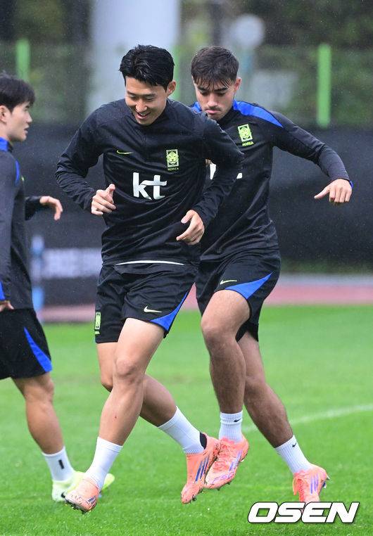 [OSEN=고양, 최규한 기자] 홍명보 감독이 이끄는 대한민국 축구 국가대표팀이 7일 오후 경기도 고양종합운동장 보조경기장에서 오는 10일 브라질과의 평가전을 앞두고 오픈트레이닝을 진행했다.한국 축구대표팀과 브라질은 오는 10일 서울월드컵경기장에서 친선경기를 갖는다.A대표팀 손흥민과 옌스 카스트로프를 비롯한 선수들이 훈련을 펼치고 있다. 2025.10.07 / dreamer@osen.co.kr