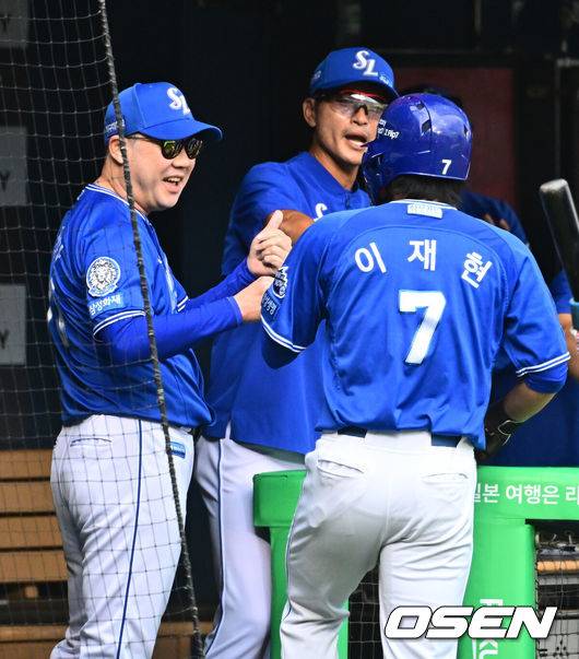 [OSEN=잠실, 지형준 기자] 20일 서울 잠실구장에서 ‘2025 신한 SOL Bank KBO리그’ LG 트윈스와 삼성 라이온즈의 경기가 열렸다.LG는 외국인 투수 톨허스트를, 삼성은 원태인을 선발투수로 내세웠다.1회말 무사 1,2루에서 삼성 이재현이 구자욱의 선제 1타점 중전 적시타에 득점을 올리며 박진만 감독과 기뻐하고 있다. 2025.09.20 /jpnews@osen.co.kr