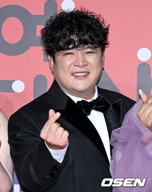 [OSEN=조은정 기자]2023 SBS&nbsp;연예대상 포토월 행사가 30일 서울 마포구 상암 SBS 프리즘타워에서 열렸다.가수 신동이 레드카펫을 밟으며 포즈를 취하고 있다. 2023.12.30/cej@osen.co.kr