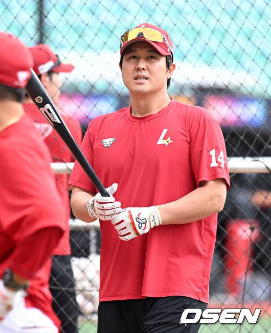 [OSEN=인천, 이대선 기자] 9일 인천 SSG랜더스필드에서 2025 신한 SOL뱅크 KBO리그 준플레이오프(5전 3선승제) 1차전 SSG 랜더스와 삼성 라이온즈의 경기가 열렸다.SSG은 화이트, 삼성은 최원태를 선발 투수로 내세웠다.경기에 앞서 SSG 최정이 훈련을 하고 있다. 2025.10.09 /sunday@osen.co.kr