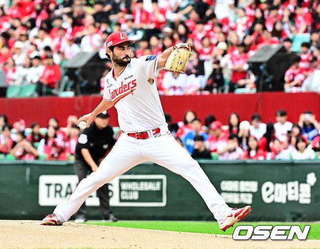 [OSEN=인천, 지형준 기자] 9일 인천 SSG랜더스필드에서 2025 신한 SOL뱅크 KBO리그 준플레이오프(5전 3선승제) 1차전 SSG 랜더스와 삼성 라이온즈의 경기가 열렸다.SSG은 화이트, 삼성은 최원태를 선발 투수로 내세웠다.1회초 SSG 화이트가 역투고 있다. 2025.10.09 /jpnews@osen.co.kr