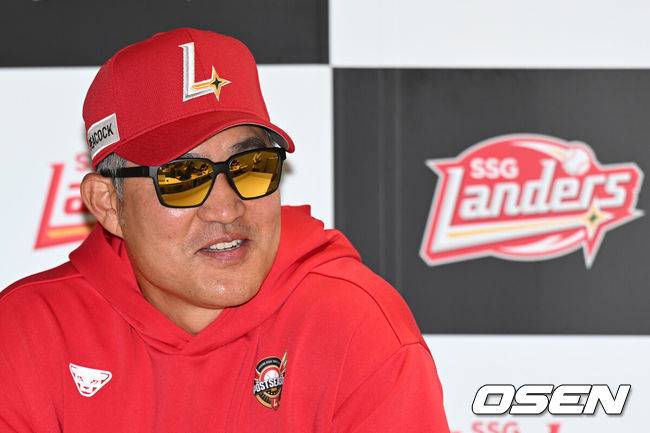 [OSEN=인천, 이대선 기자] 9일 인천 SSG랜더스필드에서 2025 신한 SOL뱅크 KBO리그 준플레이오프(5전 3선승제) 1차전 SSG 랜더스와 삼성 라이온즈의 경기가 열렸다.SSG은 화이트, 삼성은 최원태를 선발 투수로 내세웠다.경기에 앞서 SSG 이숭용 감독이 인터뷰를 하고 있다. 2025.10.09 /sunday@osen.co.kr